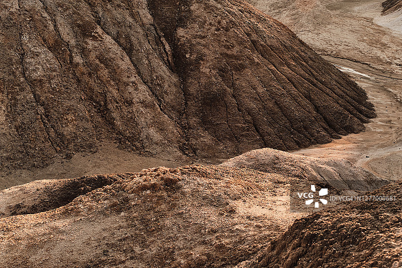 乌拉尔启示超现实的不寻常的景观，类似于火星表面。冻结的红棕色黑钙土表面。贫瘠，龟裂和焦土。全球变暖的概念。耐火粘土采石场。纹理背景。图片素材