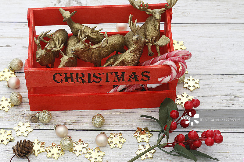 装在木箱里的圣诞装饰品图片素材