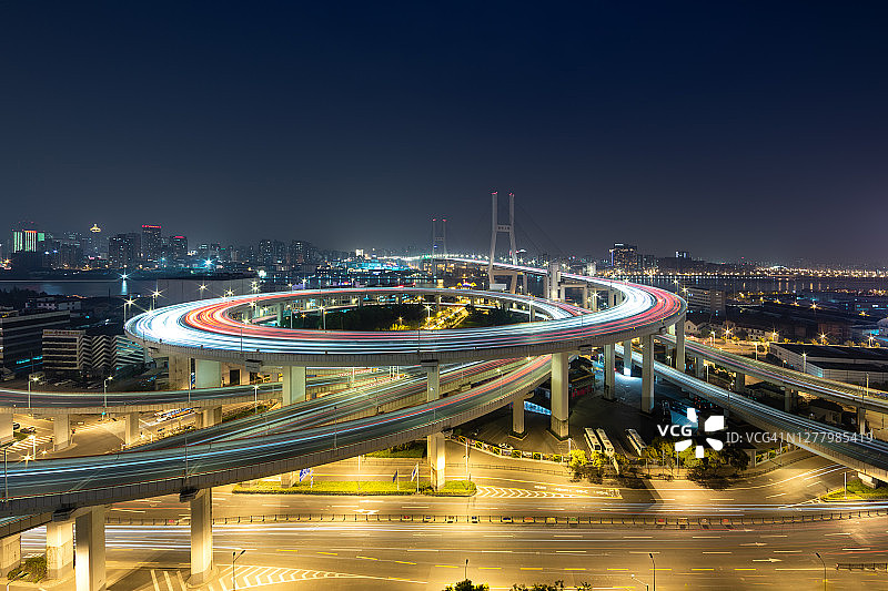 中国上海夜晚的现代大桥。图片素材