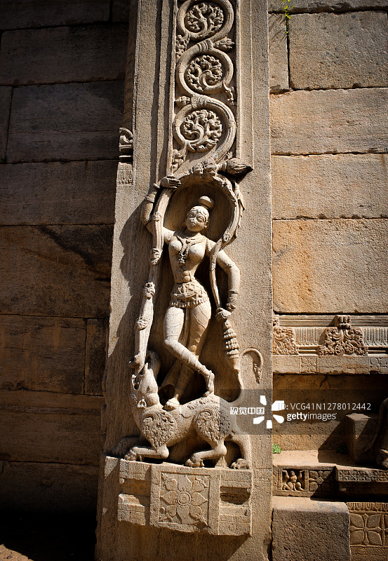 6世纪前，印度卡纳塔克邦迈苏鲁附近的梅卢科特，一座印度教寺庙的柱子上雕刻着一位优雅的女舞者。图片素材
