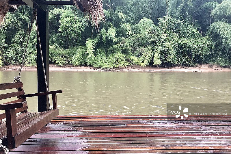 Khwae河(Khwai)风景-河岸上的一个木质露台，与对面的热带雨林相映。图片素材