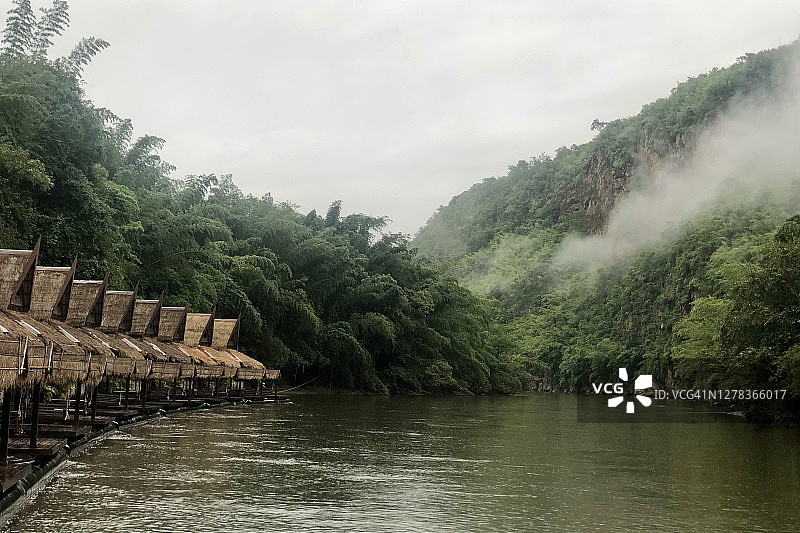 河Khwae (Khwai)风景-木屋与茅草屋顶沿河边峡谷与森林和雾。图片素材