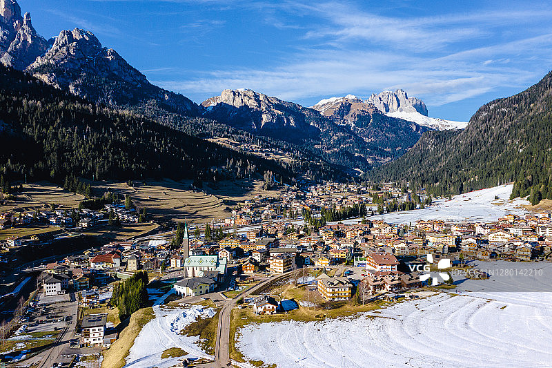 意大利北部Trentino的一个公社Pozza di Fassa的冬季景观。法沙的瓦尔，多洛米提图片素材