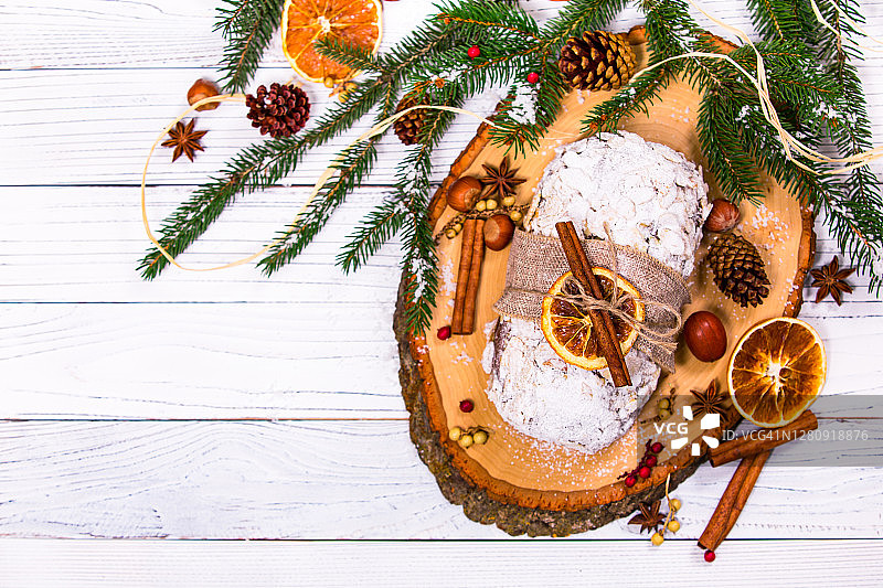 德国Stollen圣诞蛋糕在一个乡村砧板上与圣诞装饰图片素材