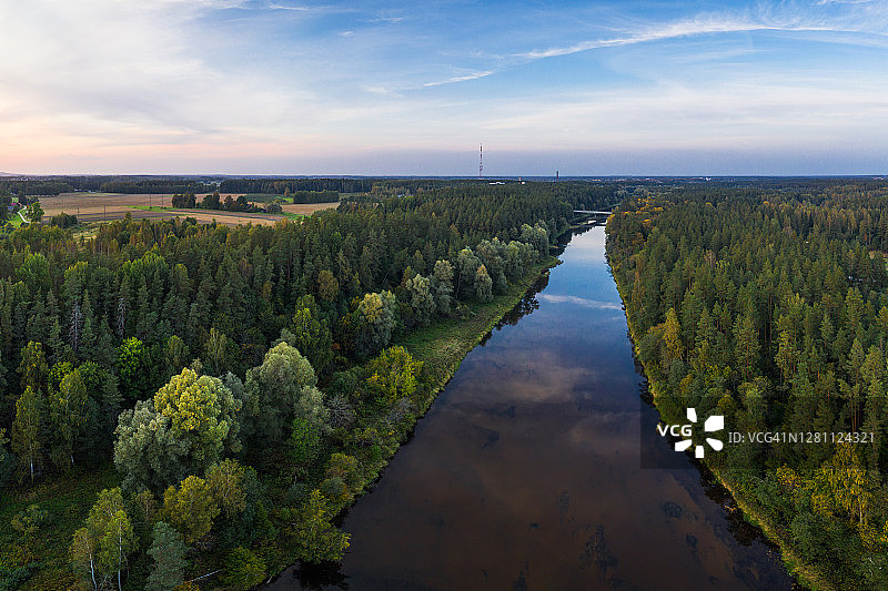 拉脱维亚维德泽姆地区瓦尔米拉附近的高加河图片素材