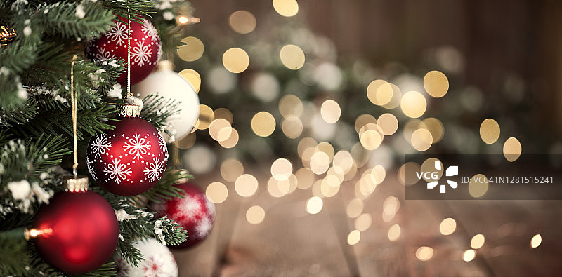 圣诞树，红色和白色的装饰品对散焦的灯光背景图片素材