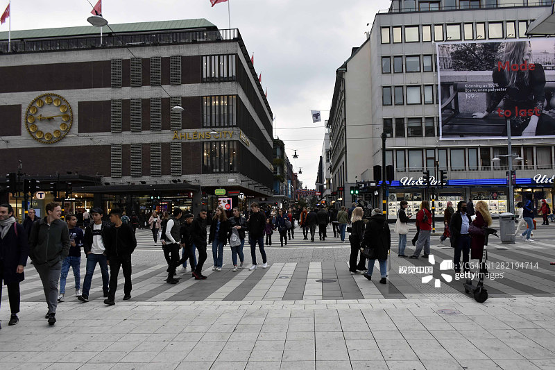 斯德哥尔摩城市购物区在瑞典欧洲，建筑外观，零售商店，人们在秋天散步图片素材