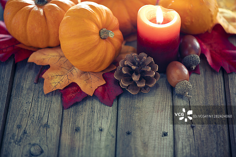感恩节装饰南瓜和贺卡的照明背景和一个质朴的木制桌子图片素材
