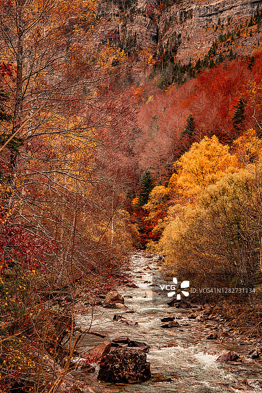 在比利牛斯山脉的奥尔德萨和珀尔迪多国家公园，河流和秋天的色彩构成了戏剧性的景观。西班牙。在皮里尼奥斯的奥德萨国家公园otoño的科罗拉多州。图片素材