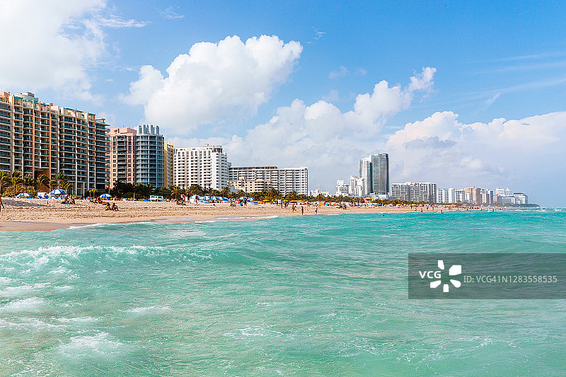 南海滩天际线酒店和公寓沿着海滩，迈阿密，佛罗里达，美国图片素材