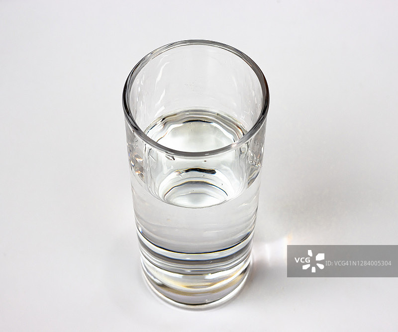 透明的水杯与半水隔离在白色背景图片素材