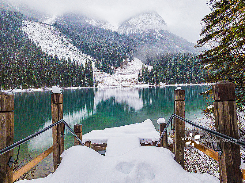 翡翠湖别墅在冬天图片素材