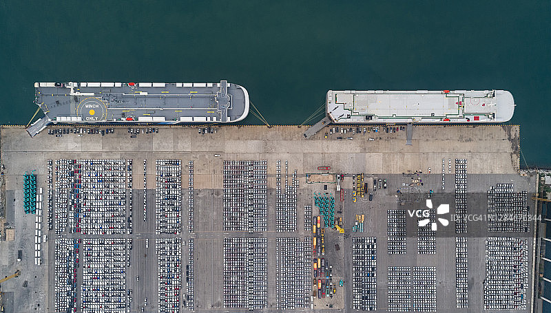 大型滚装船(Roll on/off)在码头运送汽车和卡车进出世界市场。图片素材