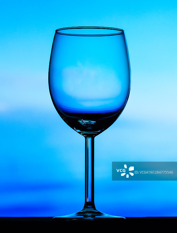蓝色背景上的酒杯图片素材