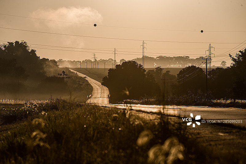 日落时分的空旷道路——巴西。图片素材