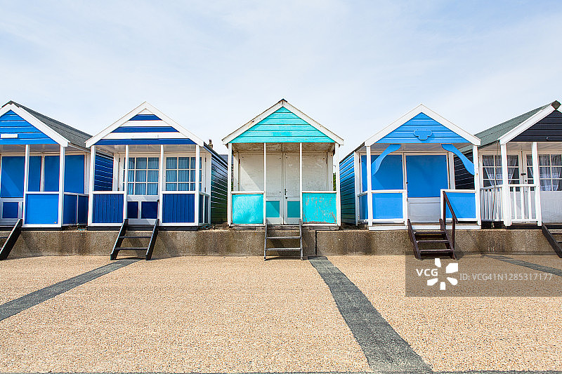 色彩斑斓的海滩小屋图片素材