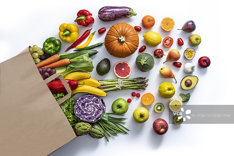 素食购物袋与水果和蔬菜孤立在白色背景图片素材