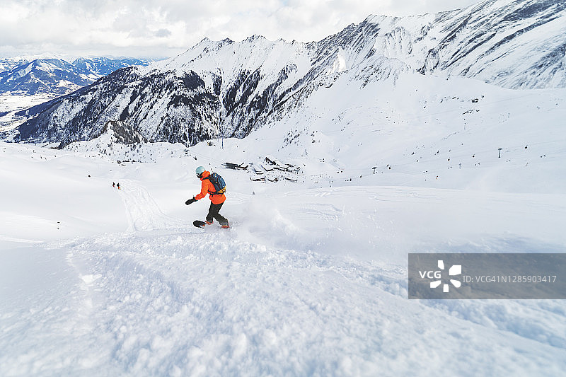 寒假在滑雪胜地图片素材
