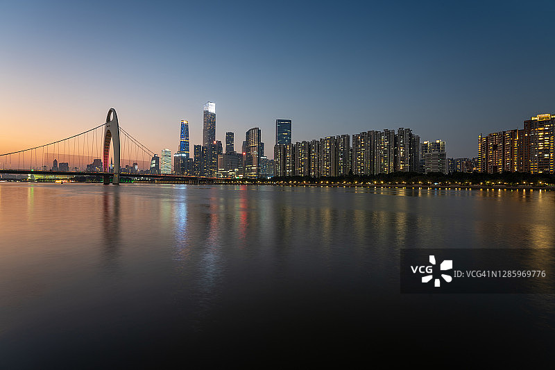 黄昏时分广州的城市天际线图片素材