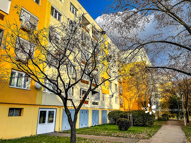 布达佩斯近郊住宅大楼的低角度视图，靠近Budaors，匈牙利图片素材