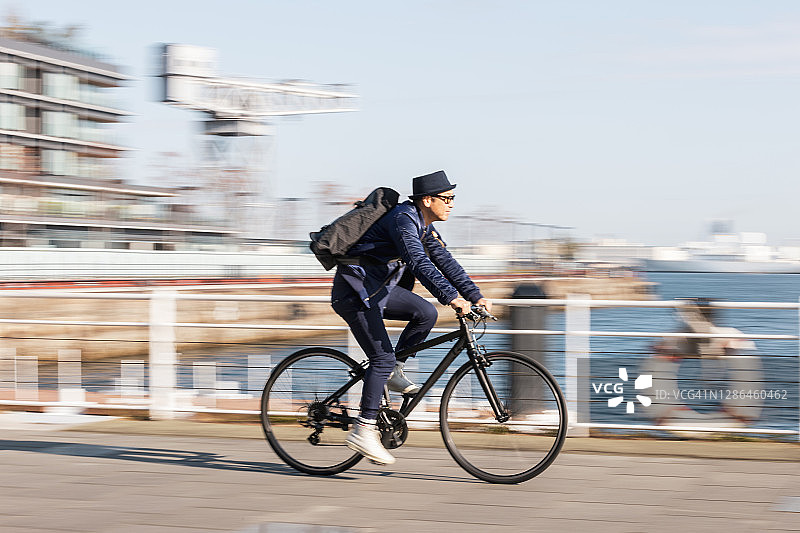 早上，一名男子骑自行车去贝塞德镇上班图片素材