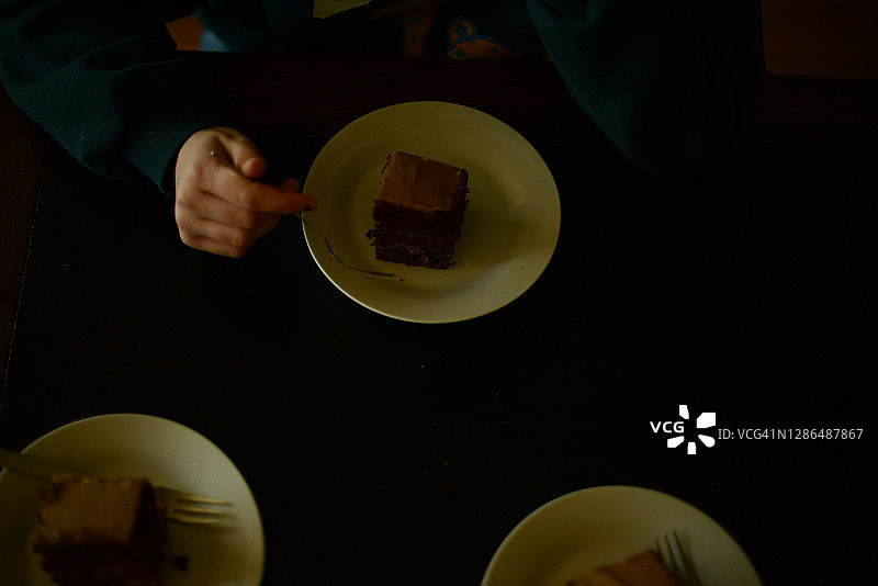 一个人在吃巧克力蛋糕图片素材