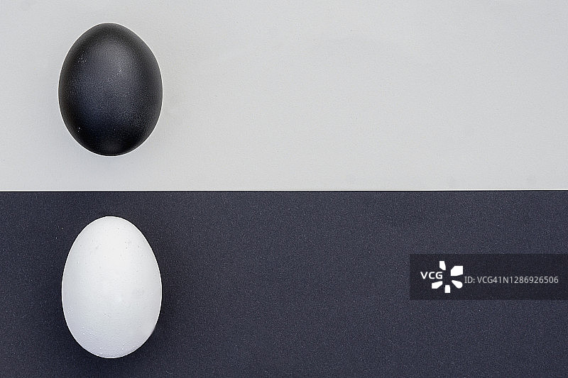 工作室拍摄的黑白鸡蛋对比背景图片素材