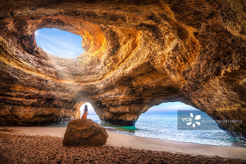 葡萄牙阿尔加维贝纳吉尔洞穴的美女图片素材