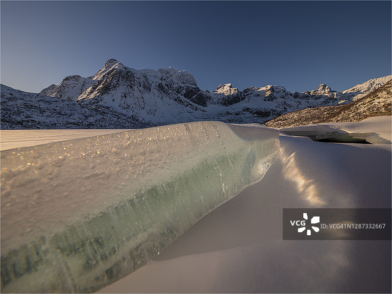 在挪威北极地区罗弗敦的施托凡湖，一个美丽的冬日早晨，冰雪纷飞。图片素材