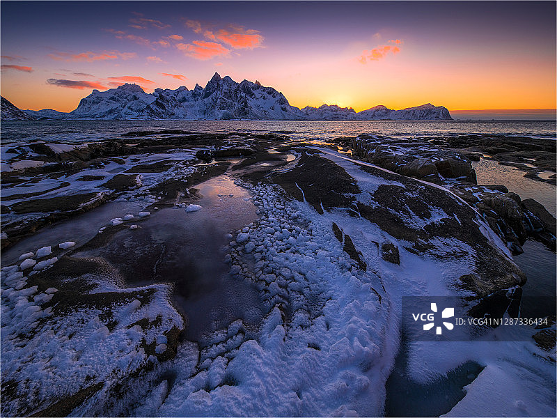 挪威北极地区罗浮敦的瓦列德海岸线上的冬季日落和绚丽的灯光。图片素材