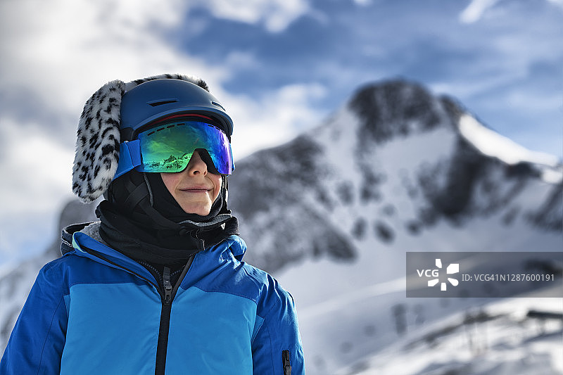 一个小男孩在欧洲阿尔卑斯山的冰川上享受滑雪的肖像图片素材