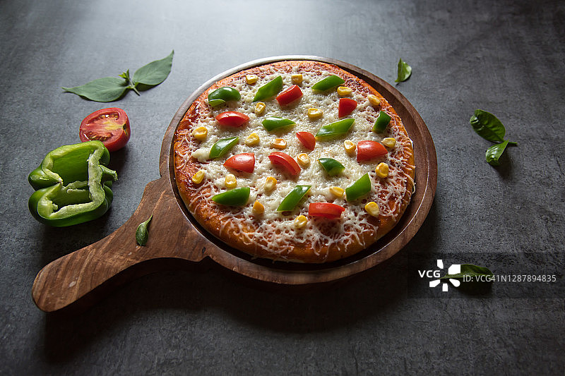 玛格丽塔奶酪披萨与甜椒，西红柿和罗勒的特写图片素材