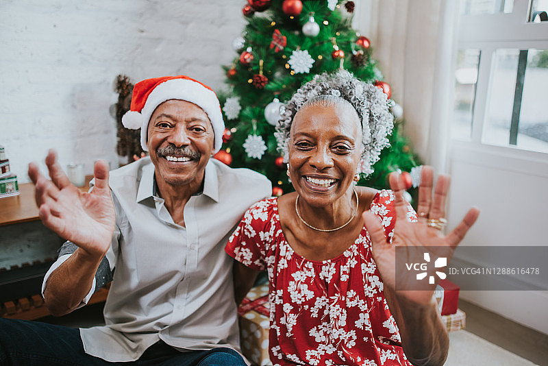 年迈的祖父母在家庆祝圣诞节图片素材