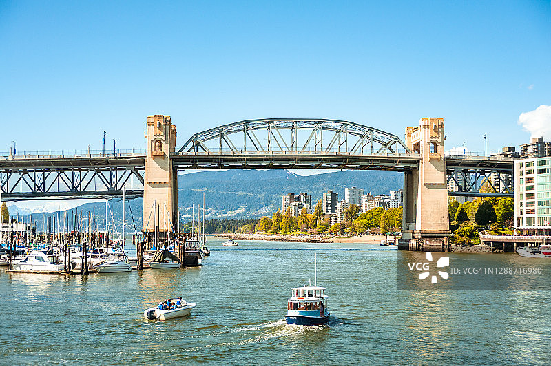 一个码头，船只和客运渡轮与Burrard街大桥，市中心温哥华和山的背景图片素材