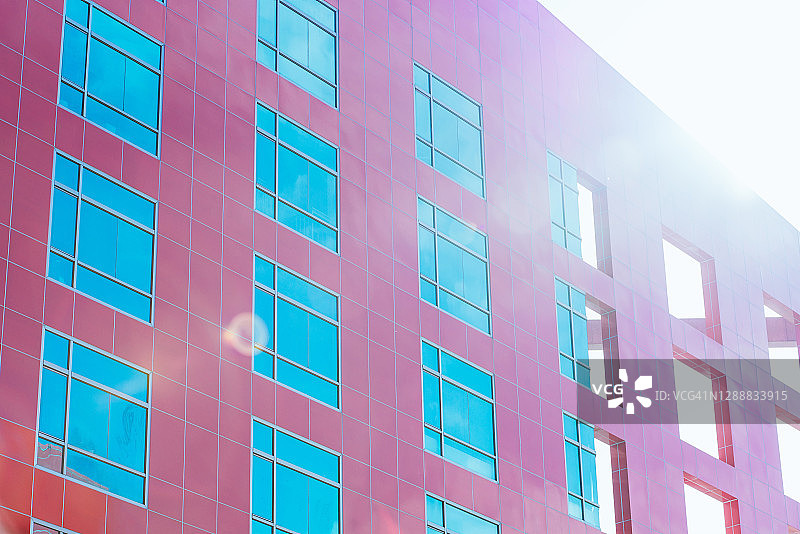 现代化的公寓大楼在一个晴朗的日子与蓝天。现代公寓楼的立面图片素材