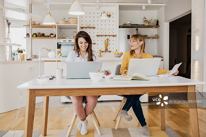 两名年轻女性在家工作，因为小企业需要参与图片素材