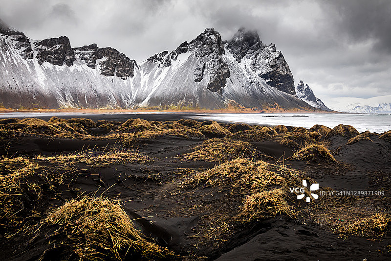 韦斯特拉霍恩山和斯托克尼斯海滩的恶劣天气。冰岛图片素材