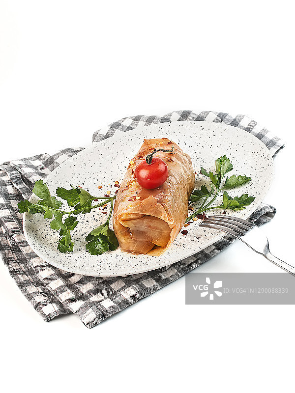 食物摄影的饮食菜，蒸白菜卷与馅肉，米饭和香料侧视图，与蔬菜和香草在白色的背景孤立近距离图片素材