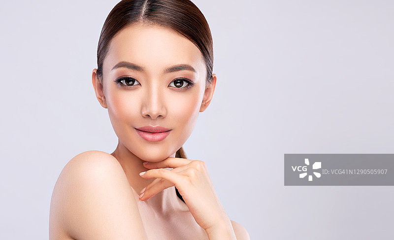 中国模特展现了精心呵护、柔软白皙的皮肤和精致的妆容。亚洲的美丽。图片素材