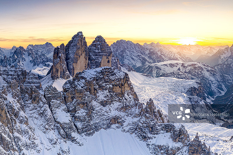 特拉瓦雷多，帕特诺山和克里斯托洛，白云石的冬季日落图片素材