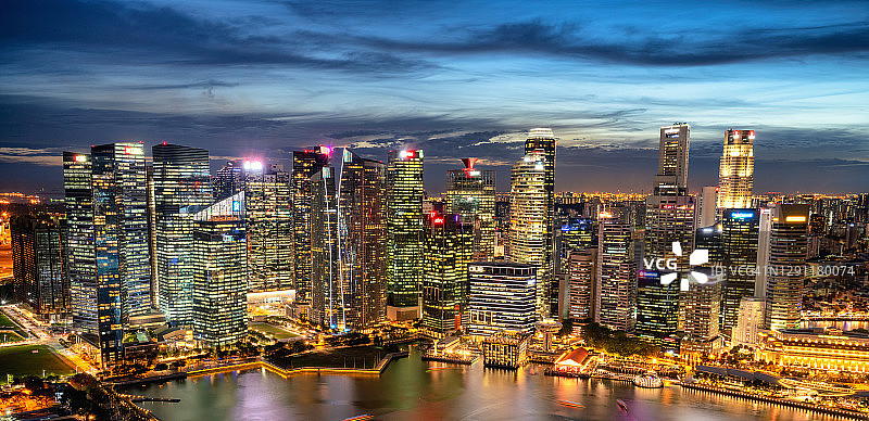 从空中俯瞰新加坡的天际线图片素材