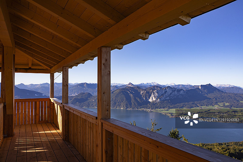 在奥地利萨尔兹卡默古特的观察点上看到的山和蒙德湖的风景图片素材