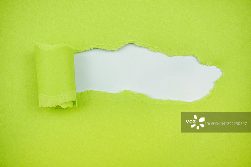 绿色撕纸，空白白色背景。图片素材