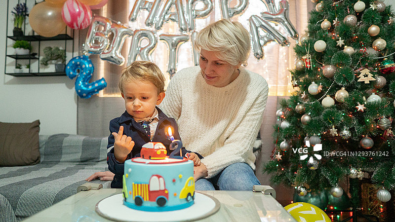 可爱的小男孩和妈妈一起庆祝两岁生日图片素材