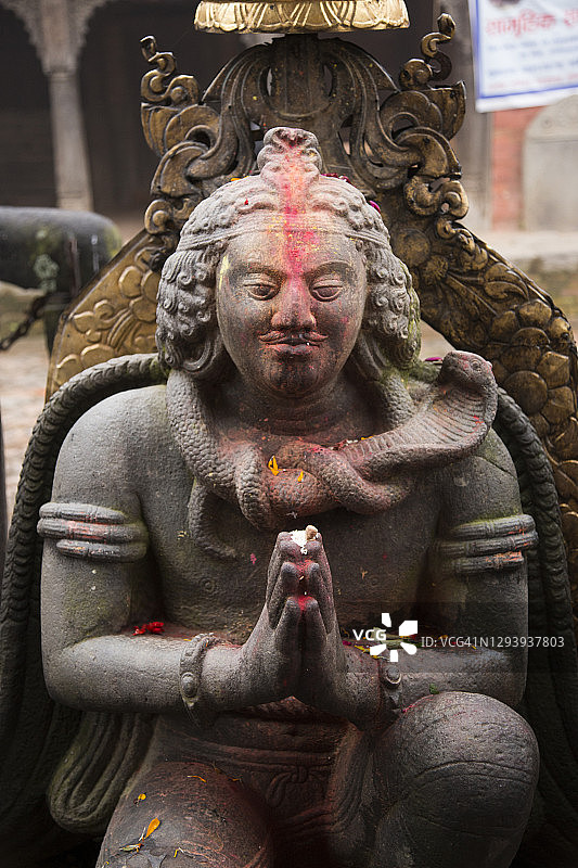在尼泊尔加德满都的昌古那拉延寺外，一个华丽的石雕描绘揭路荼的特写。图片素材