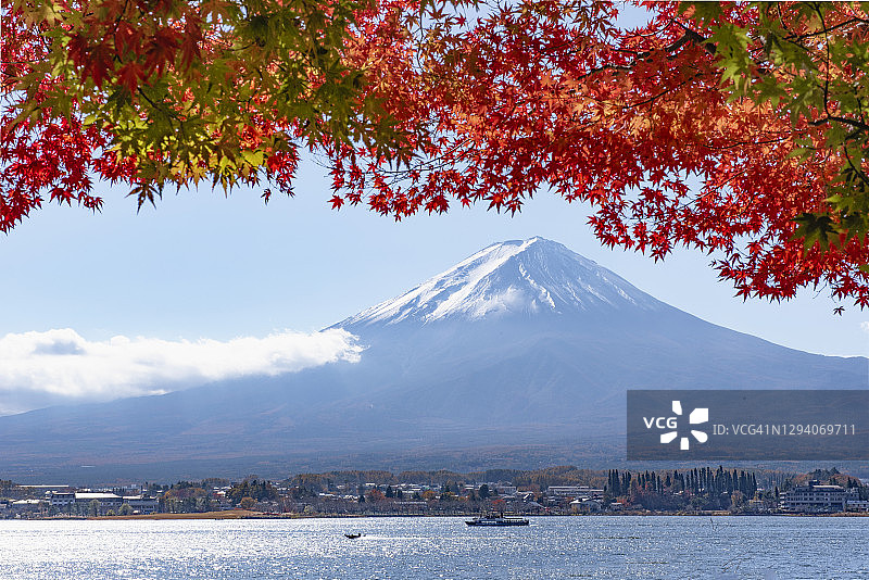 日本川口湖秋日富士山和红枫图片素材