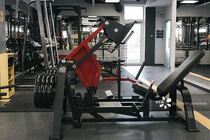 现代化的大型健身房，配有运动器材图片素材