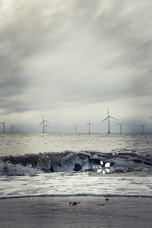 海洋中的风力涡轮机图片素材