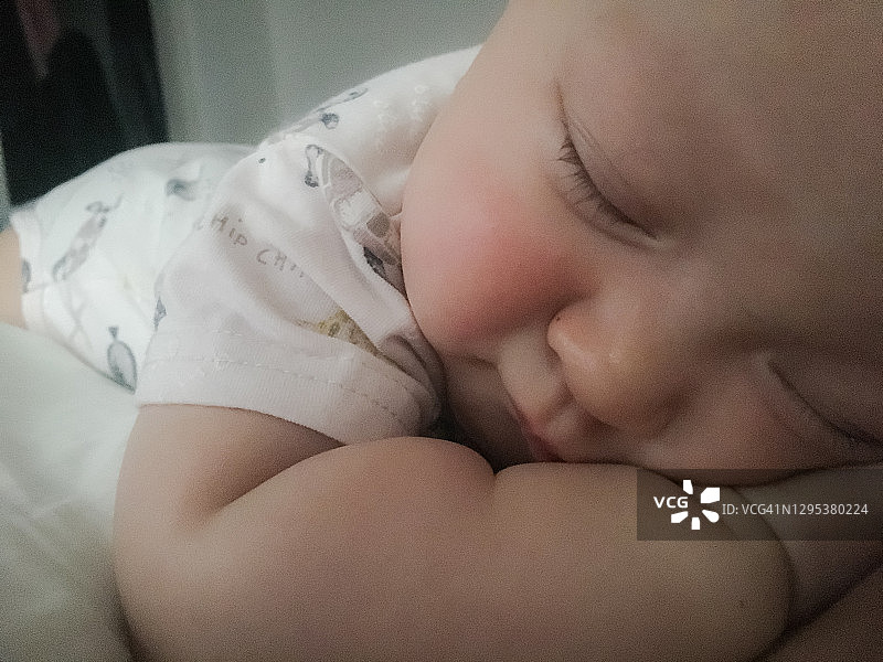 挪威奥斯陆，可爱宝宝的就寝时间图片素材