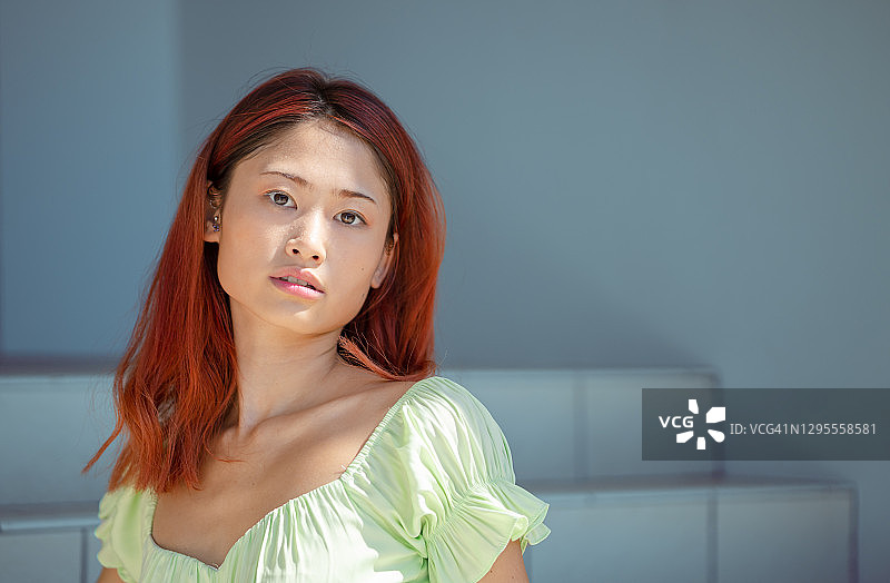 日本红头发女孩的户外大头照图片素材
